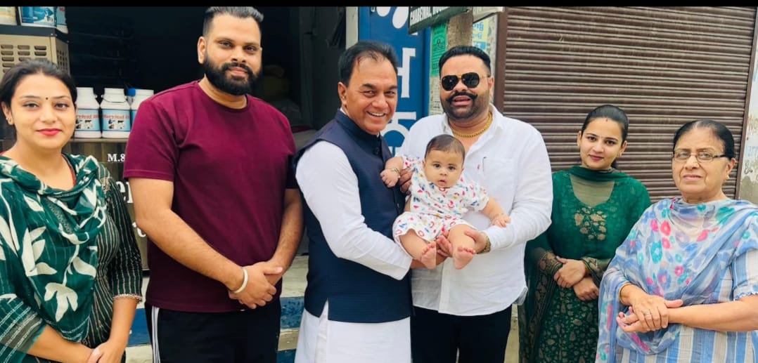 ਸਮਾਜ ਸੇਵੀ ਹਰਮਨਜੀਤ ਸਿੰਘ ਵਾਲੀਆ ਦੇ ਪੁੱਤਰ ਨੂੰ ਸੰਸਦ ਮੈਂਬਰ ਡਾ. ਰਾਜ ਕੁਮਾਰ ਚੱਬੇਵਾਲ ਵੱਲੋਂ ਆਸ਼ੀਰਵਾਦ